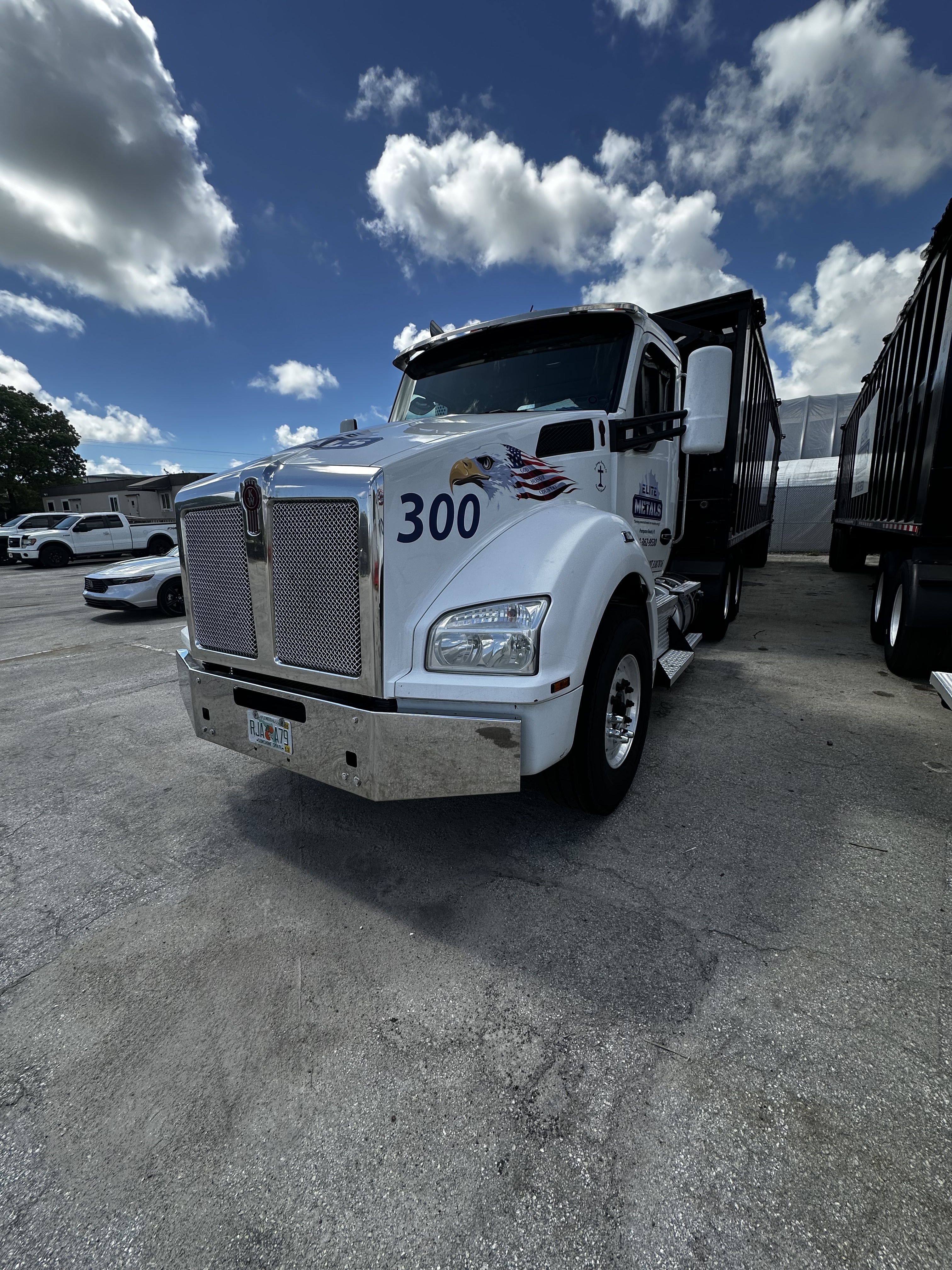 2020 KENWORTH T800 in Deerfield Beach, FL