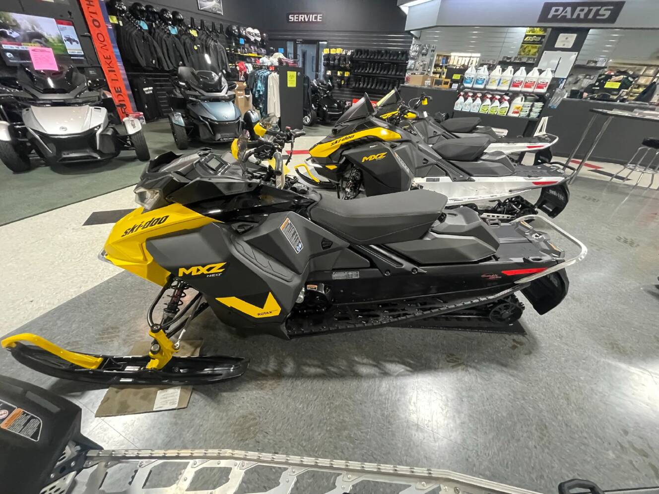 A photo of this 2025 Ski-Doo MXZ NEO 600 EFI ES RipSaw 1.25