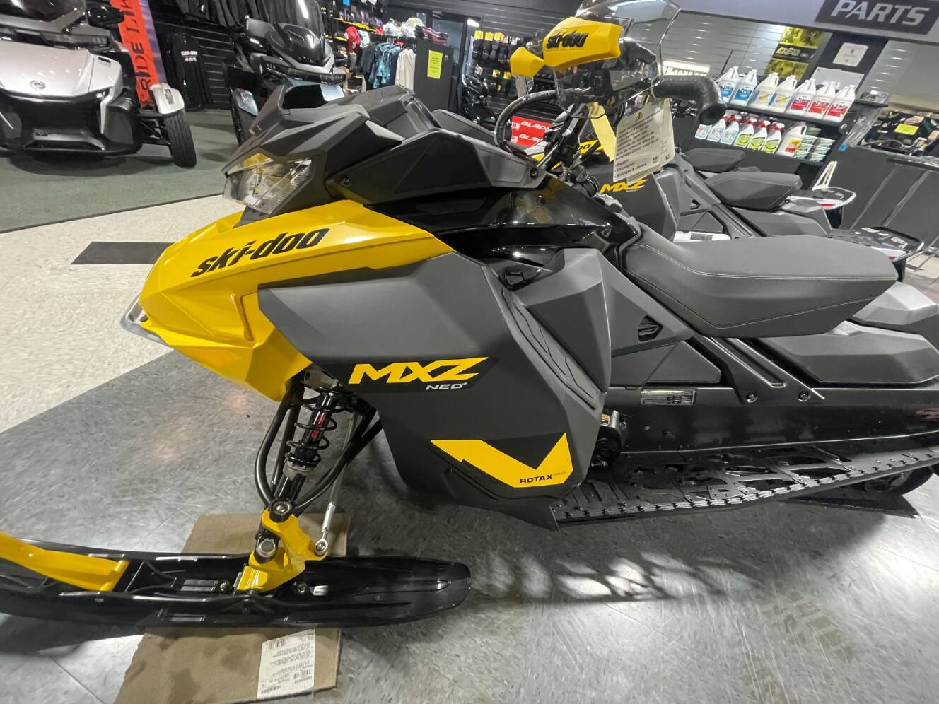 A photo of this 2025 Ski-Doo MXZ NEO 600 EFI ES RipSaw 1.25