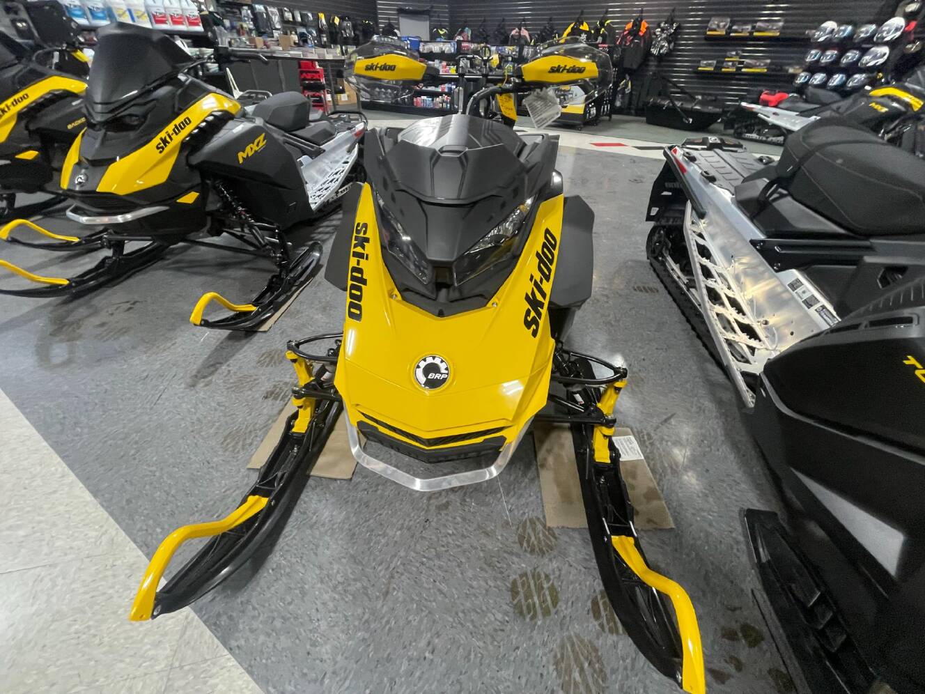 A photo of this 2025 Ski-Doo MXZ NEO 600 EFI ES RipSaw 1.25