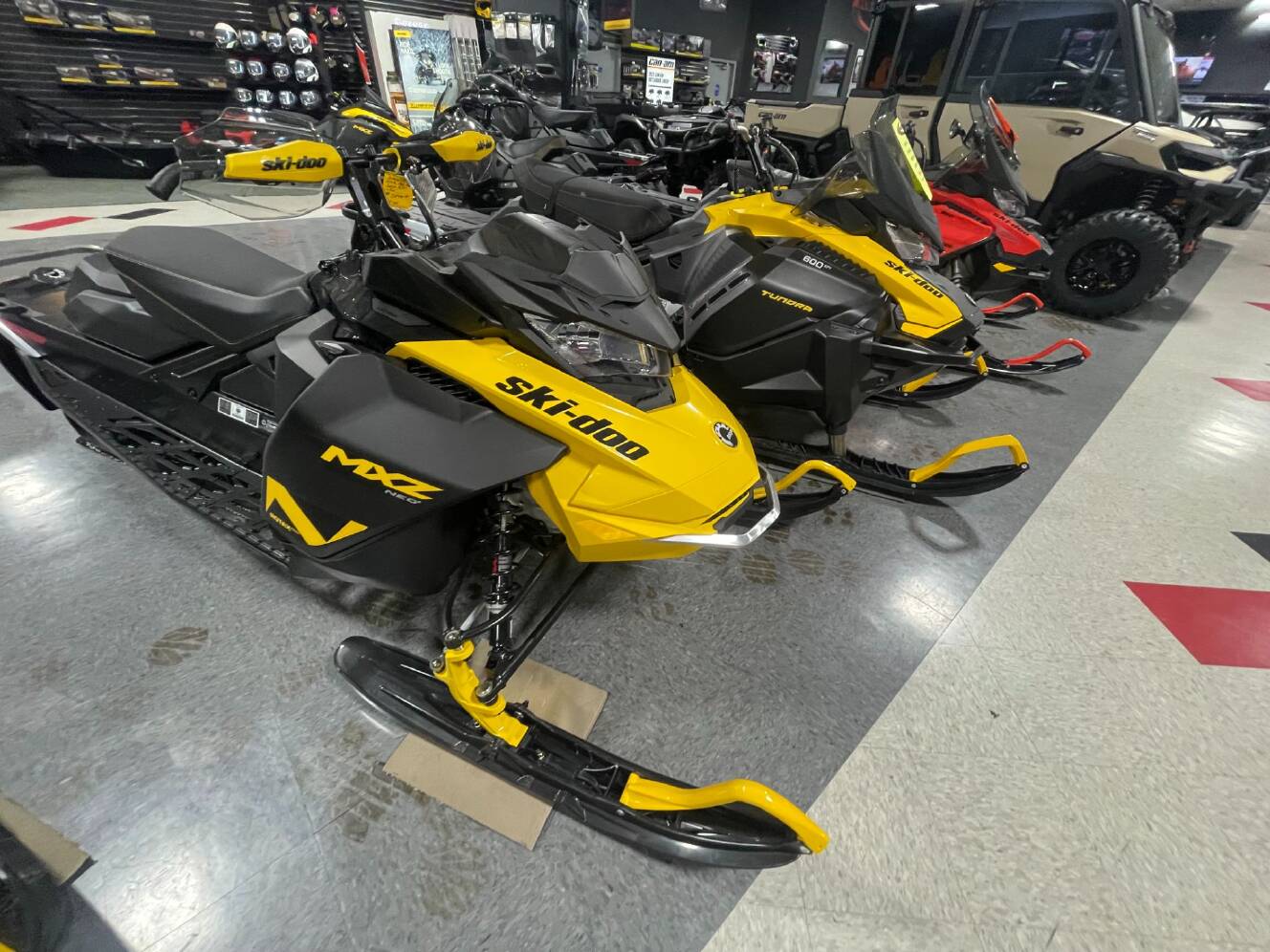 A photo of this 2025 Ski-Doo MXZ NEO 600 EFI ES RipSaw 1.25