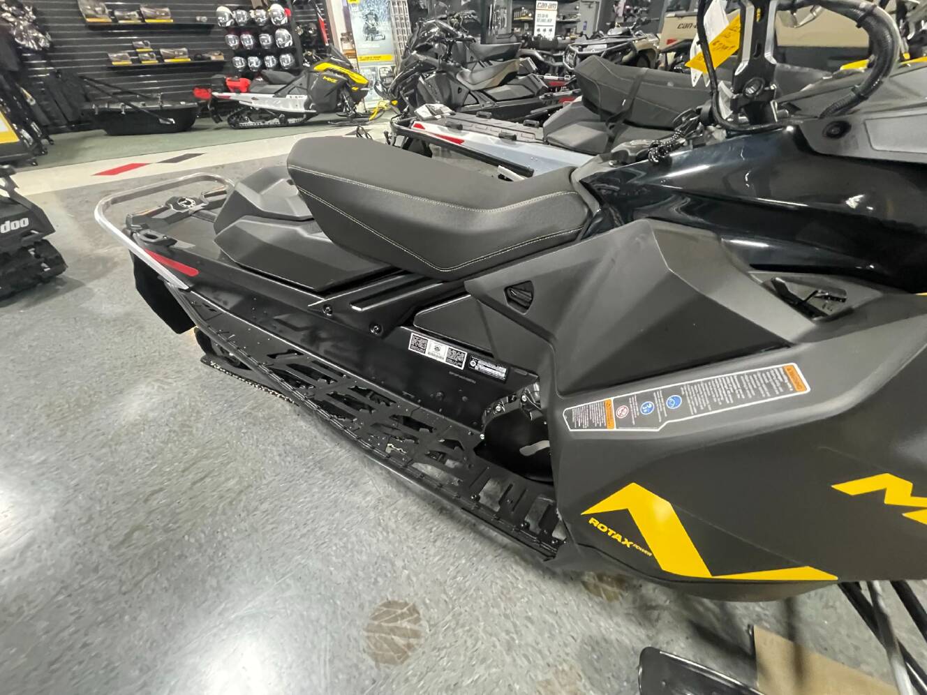 A photo of this 2025 Ski-Doo MXZ NEO 600 EFI ES RipSaw 1.25