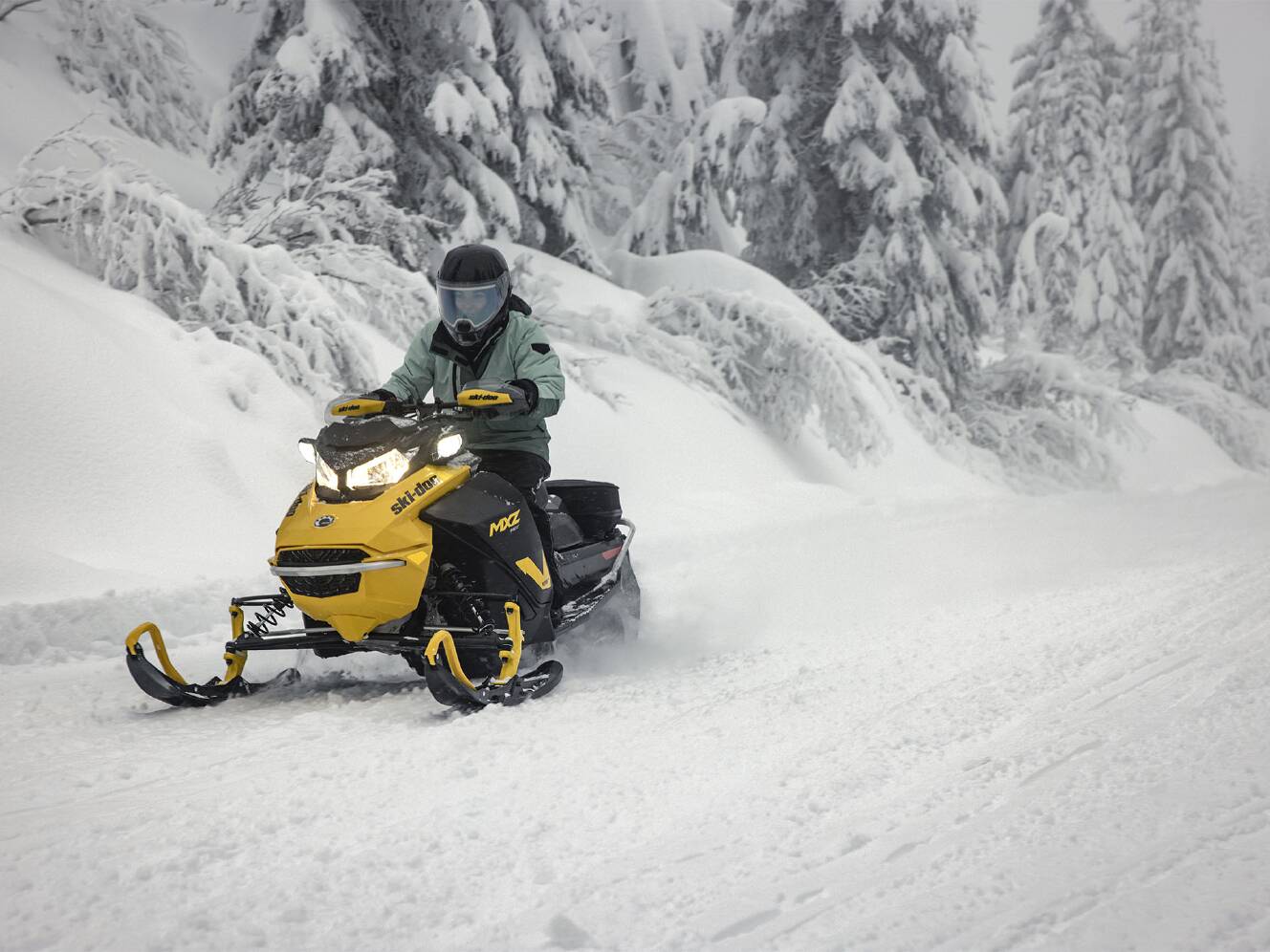 A photo of this 2025 Ski-Doo MXZ NEO 600 EFI ES RipSaw 1.25