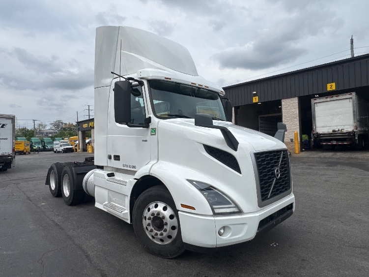 2020 VOLVO VNR64300 in North Bergen, NJ