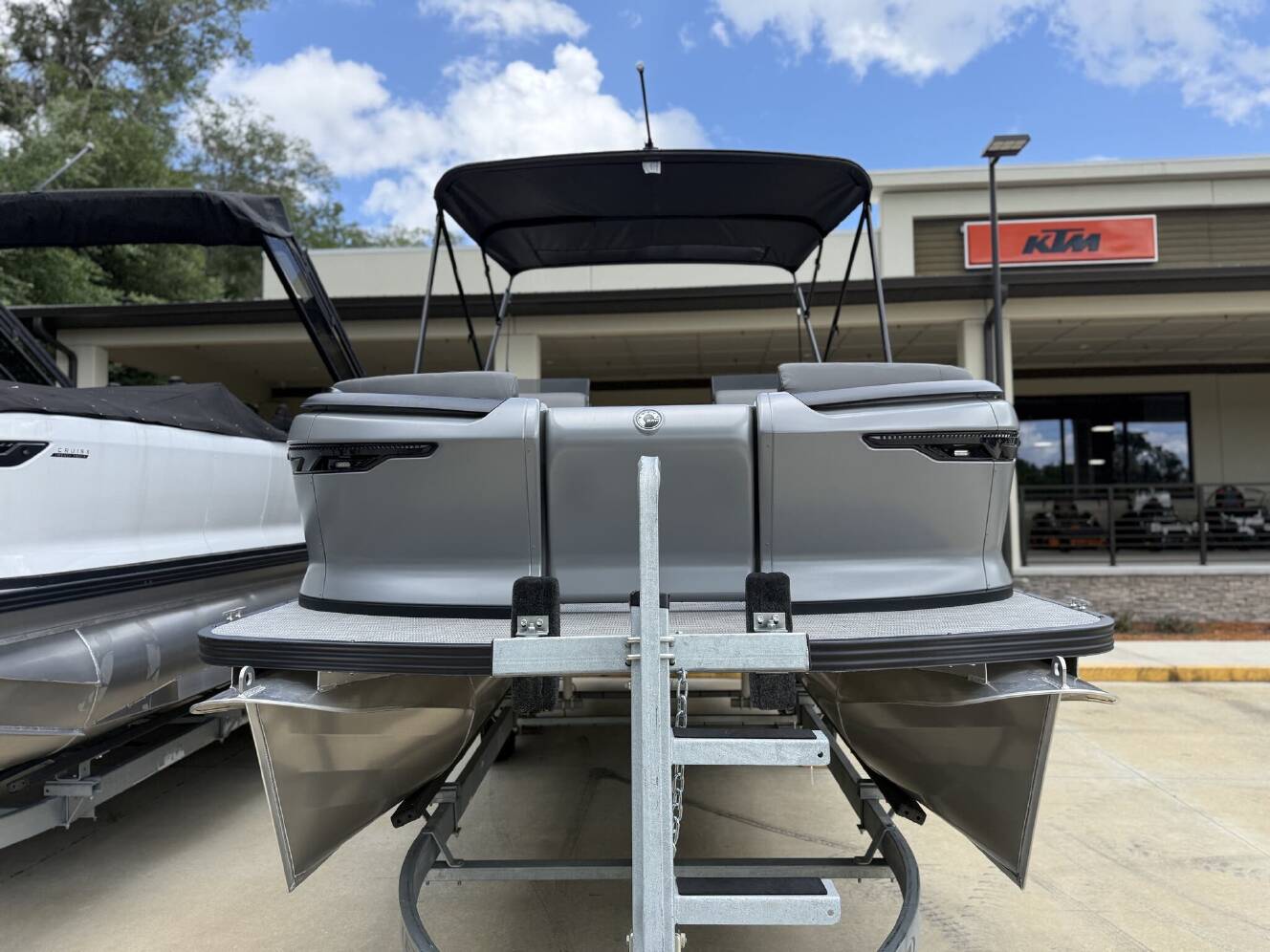 A photo of this 2025 Manitou Pontoon Cruise 22 Switchback