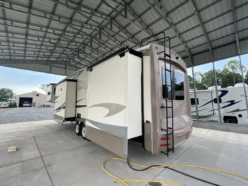 2017 FOREST RIVER CEDAR CREEK HATHAWAY 38FL6
