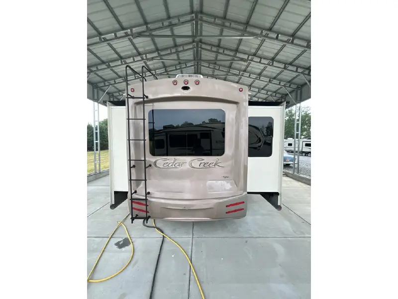 2017 FOREST RIVER CEDAR CREEK HATHAWAY 38FL6