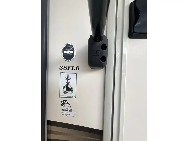 2017 FOREST RIVER CEDAR CREEK HATHAWAY 38FL6