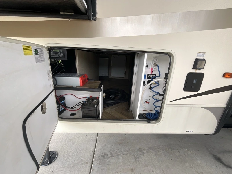 2017 FOREST RIVER CEDAR CREEK HATHAWAY 38FL6