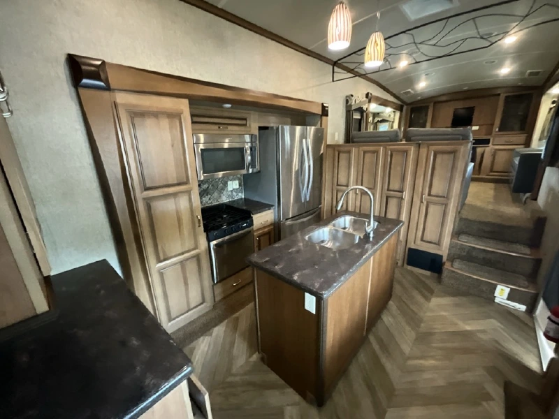 2017 FOREST RIVER CEDAR CREEK HATHAWAY 38FL6