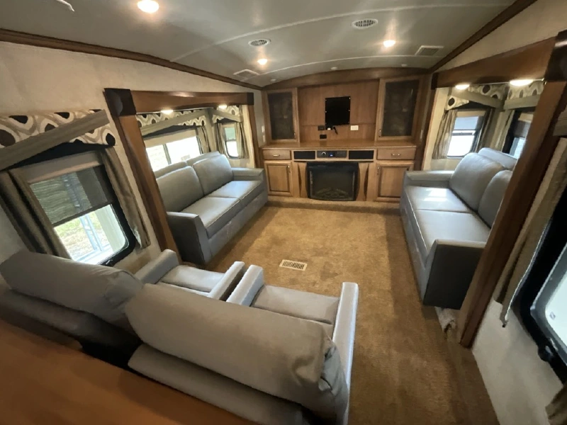 2017 FOREST RIVER CEDAR CREEK HATHAWAY 38FL6