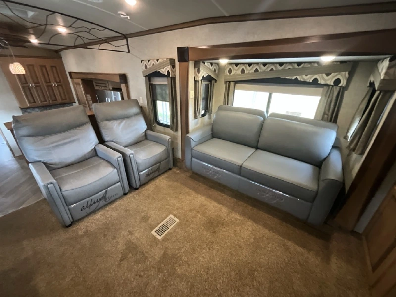 2017 FOREST RIVER CEDAR CREEK HATHAWAY 38FL6