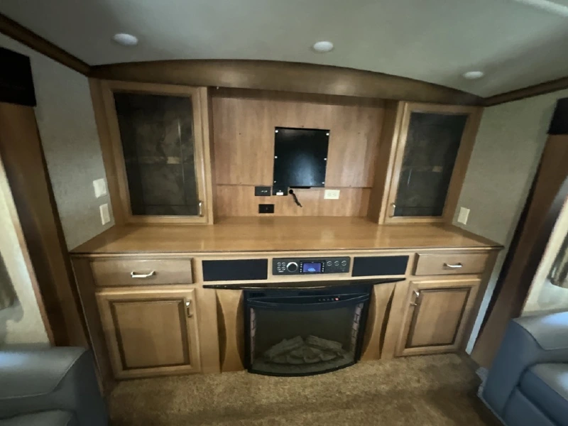 2017 FOREST RIVER CEDAR CREEK HATHAWAY 38FL6