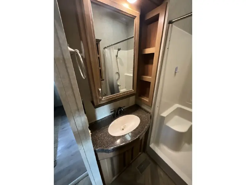 2017 FOREST RIVER CEDAR CREEK HATHAWAY 38FL6