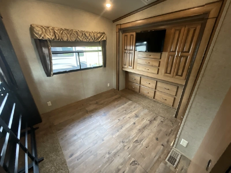 2017 FOREST RIVER CEDAR CREEK HATHAWAY 38FL6