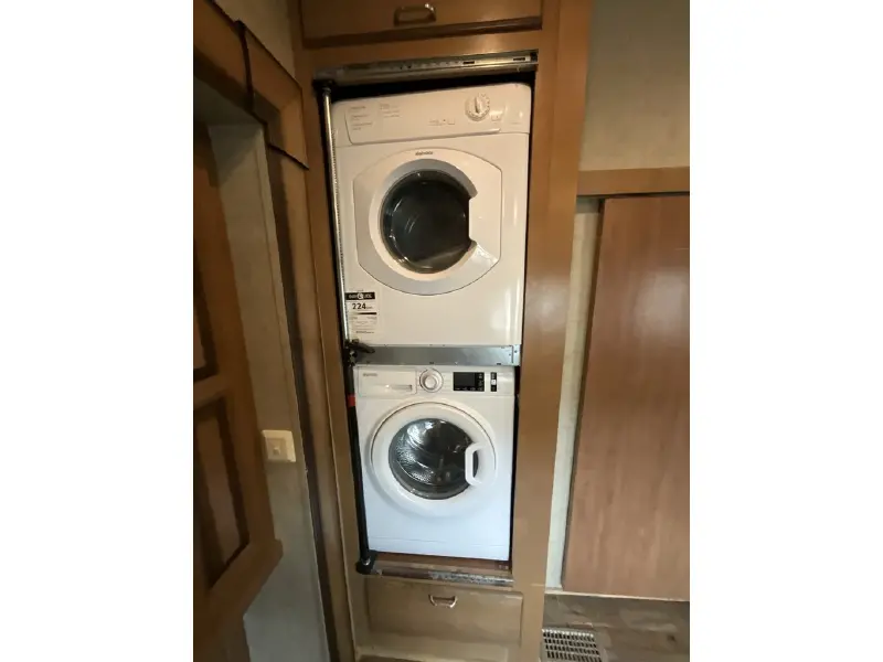 2017 FOREST RIVER CEDAR CREEK HATHAWAY 38FL6