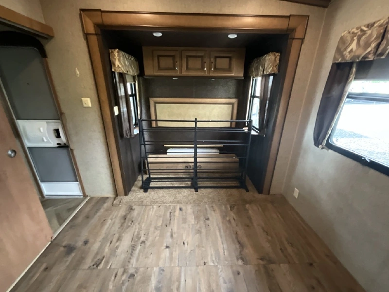 2017 FOREST RIVER CEDAR CREEK HATHAWAY 38FL6