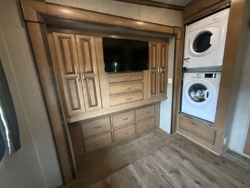2017 FOREST RIVER CEDAR CREEK HATHAWAY 38FL6