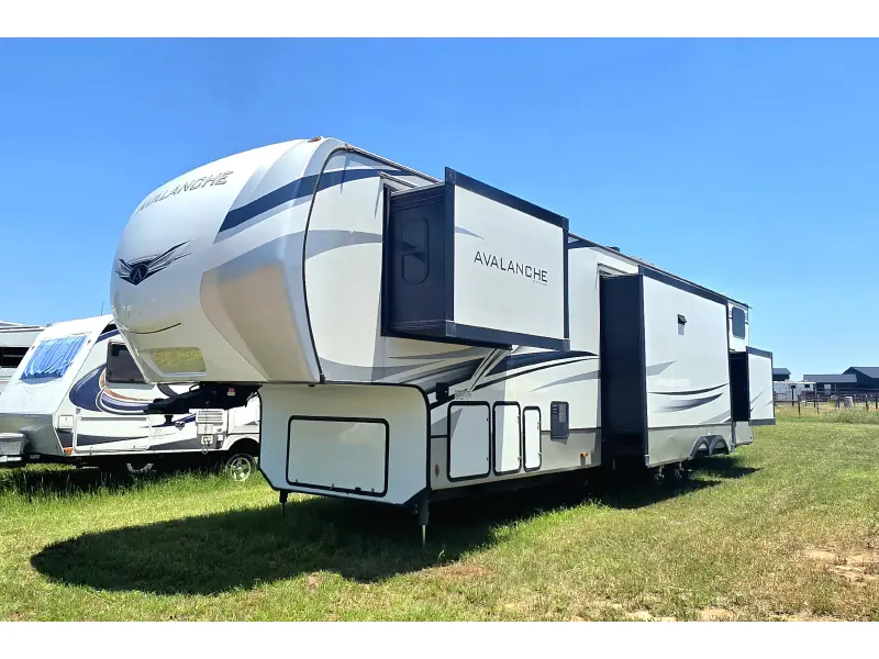 2022 Keystone Avalanche 390DS