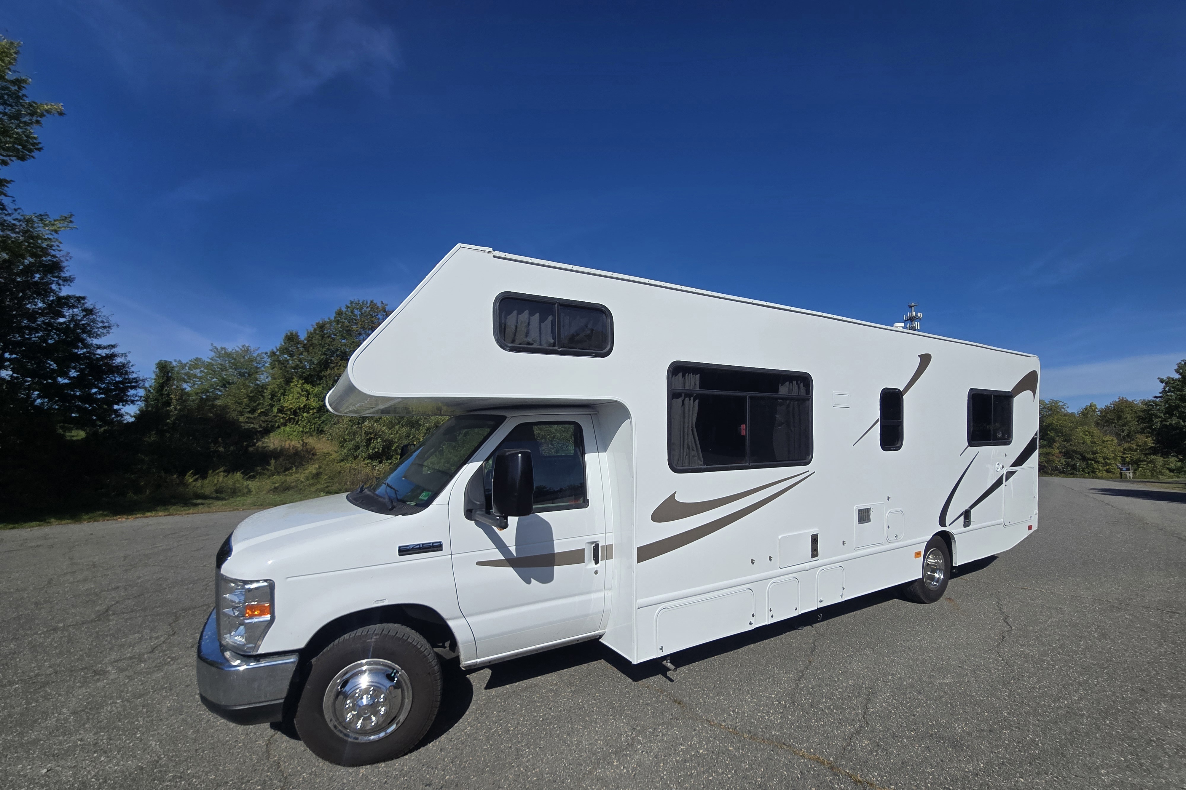 2021 Winnebago 30 footer RV