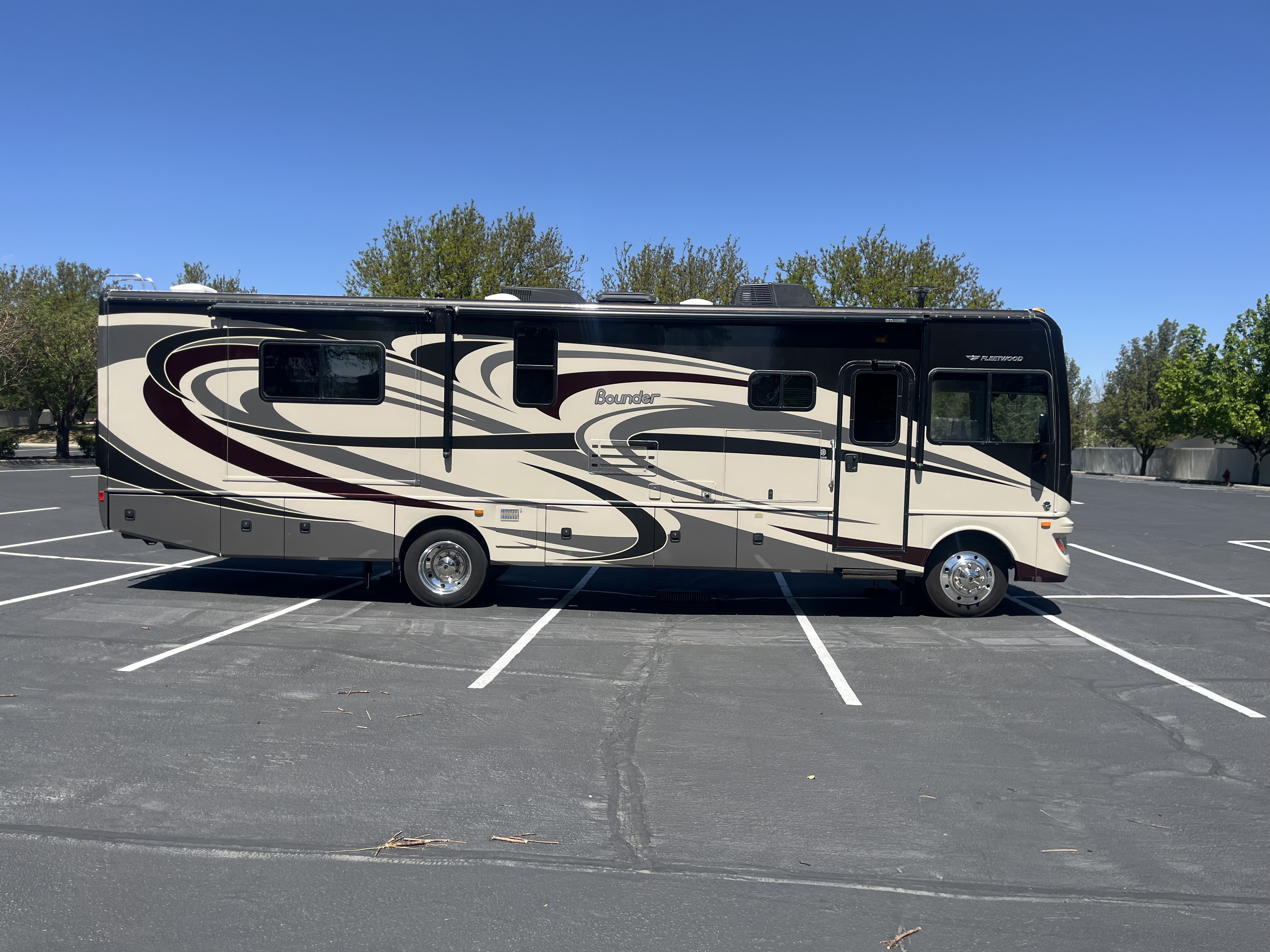 2014 Fleetwood BOUNDER 35K RV