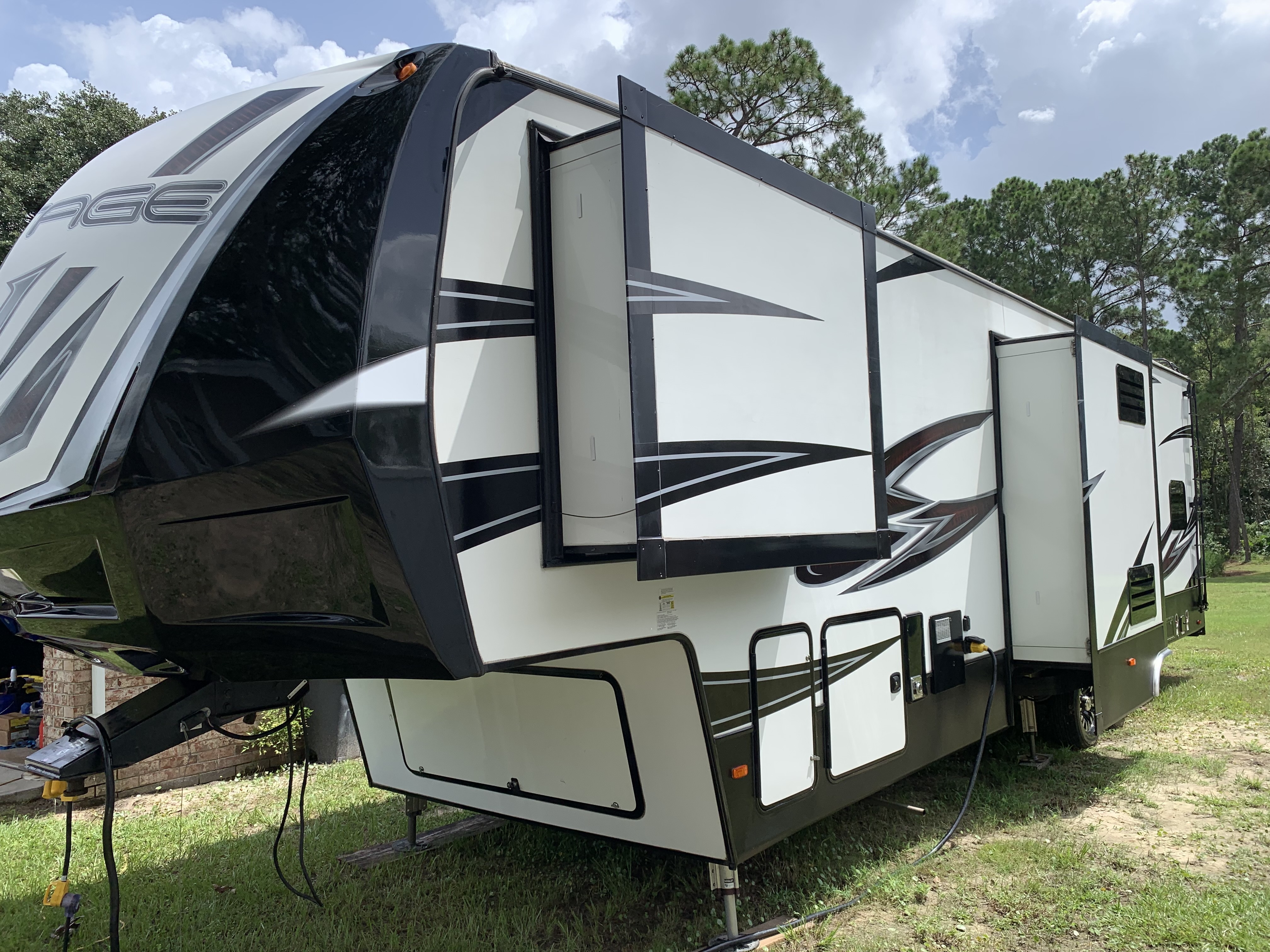 2018 Dutchmen VOLTAGE 3655 RV