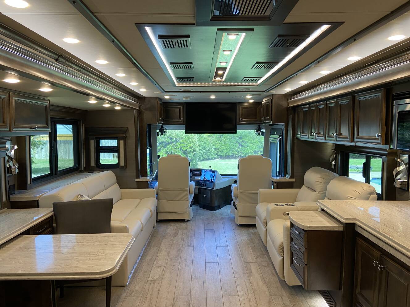 A photo of this 2020 Tiffin Motorhomes PHAETON 40 QBH