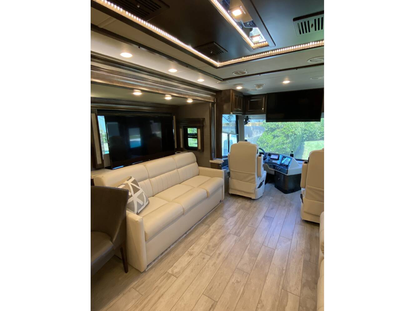 A photo of this 2020 Tiffin Motorhomes PHAETON 40 QBH