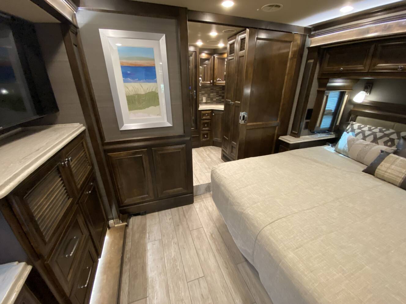 A photo of this 2020 Tiffin Motorhomes PHAETON 40 QBH