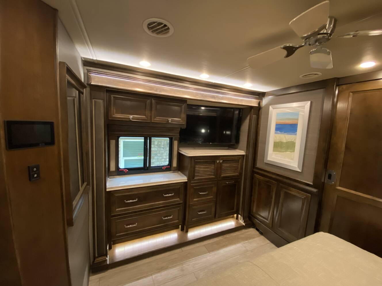 A photo of this 2020 Tiffin Motorhomes PHAETON 40 QBH