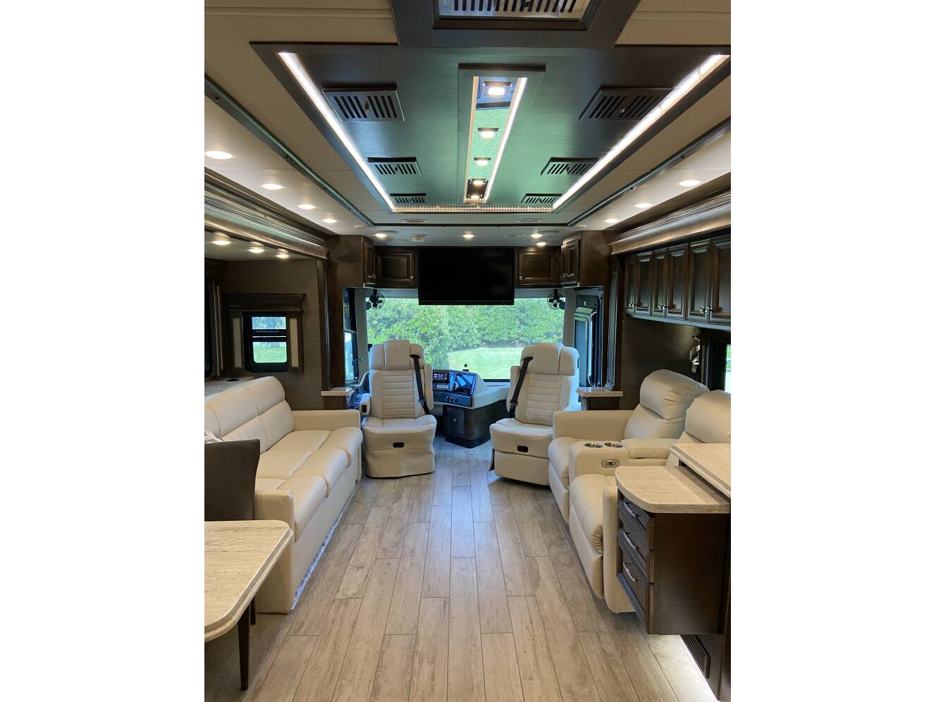 A photo of this 2020 Tiffin Motorhomes PHAETON 40 QBH
