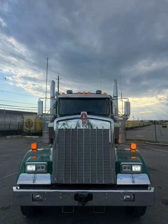 2021 Kenworth W900 in Linden, NJ