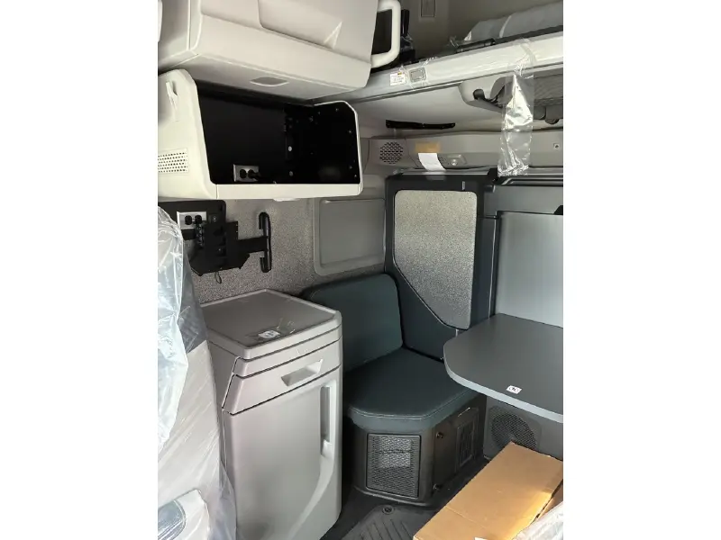 2027 VOLVO VNL64T860