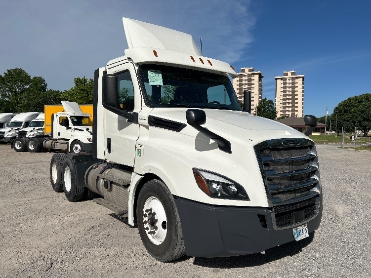2018 FREIGHTLINER CASCADIA 126 in Poplar Bluff, MO