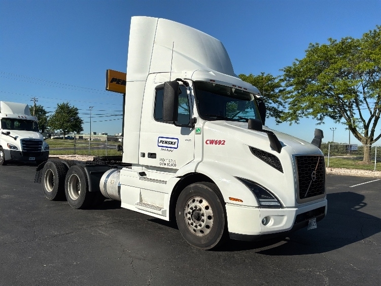 2021 VOLVO VNR64300 in Harrisburg, PA