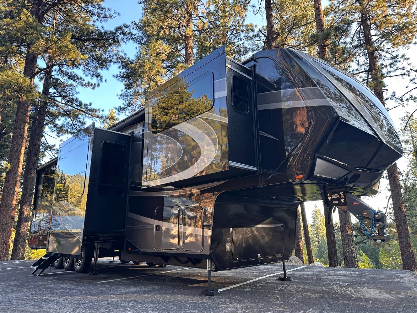 A photo of this 2023 Grand Design MOMENTUM 376THS