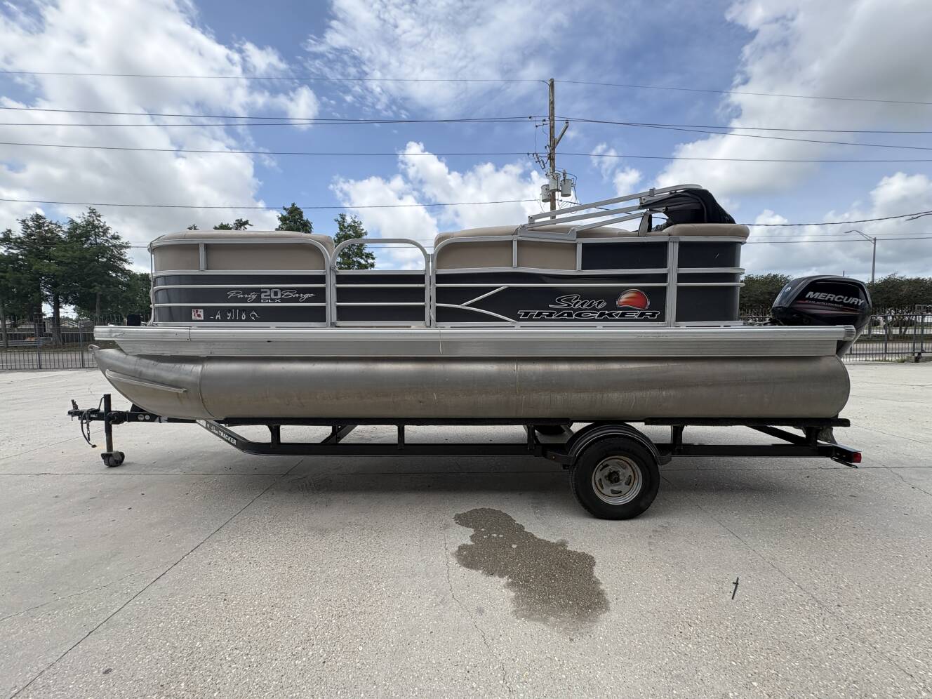 A photo of this 2016 Sun Tracker Party Barge 20 DLX