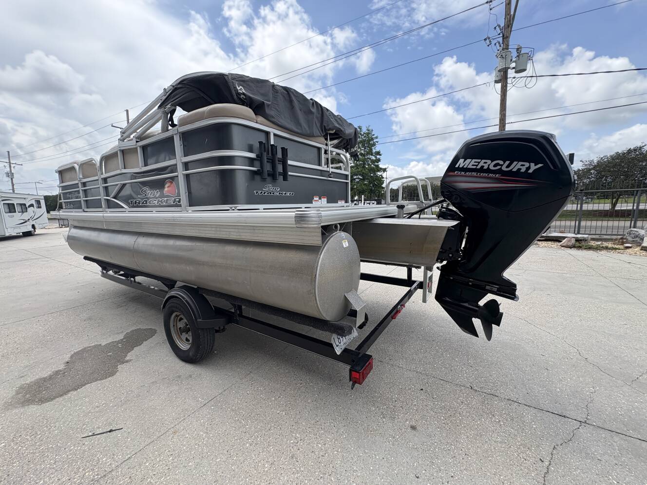 A photo of this 2016 Sun Tracker Party Barge 20 DLX
