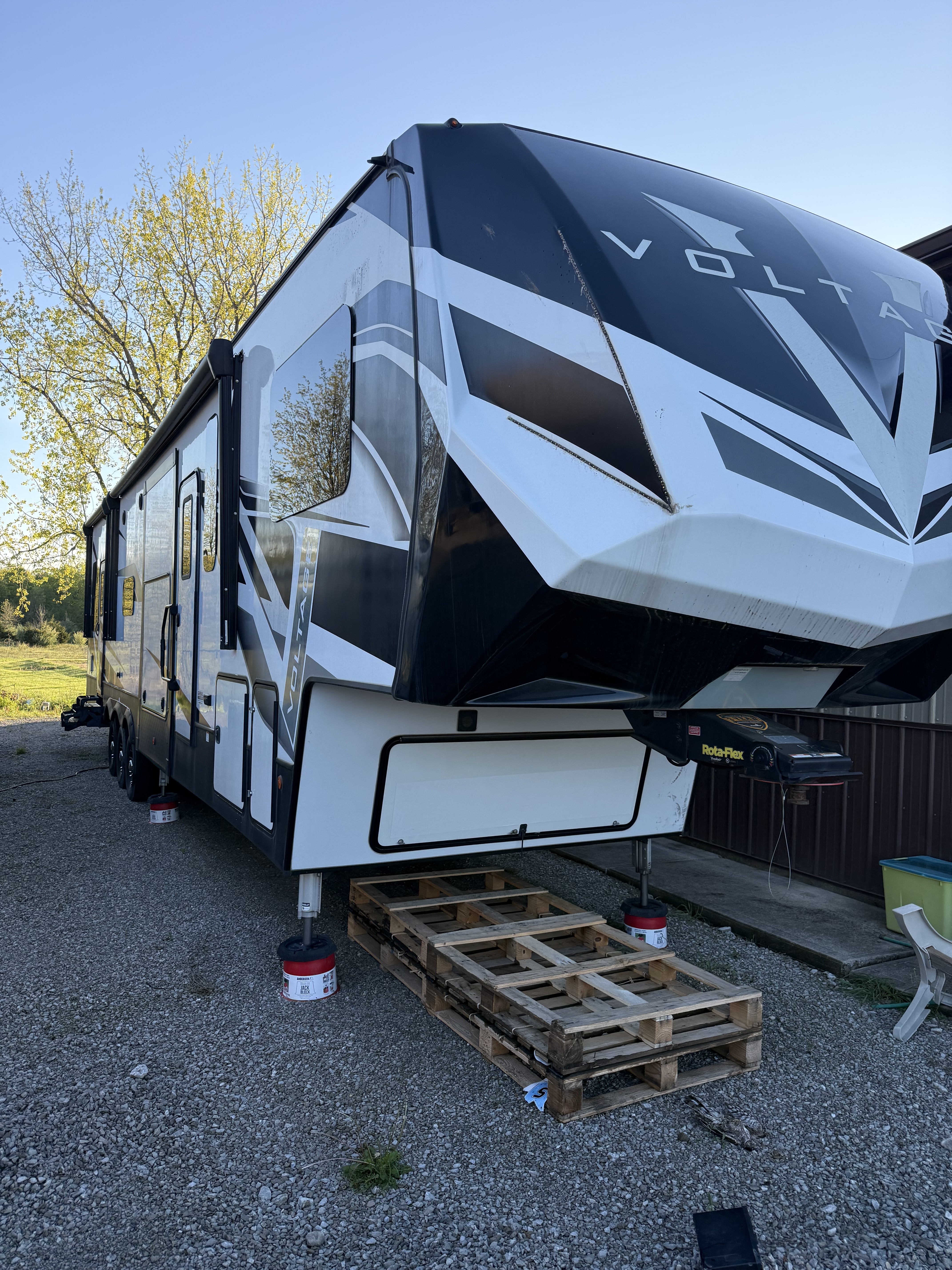 2021 Dutchmen VOLTAGE 4145 RV