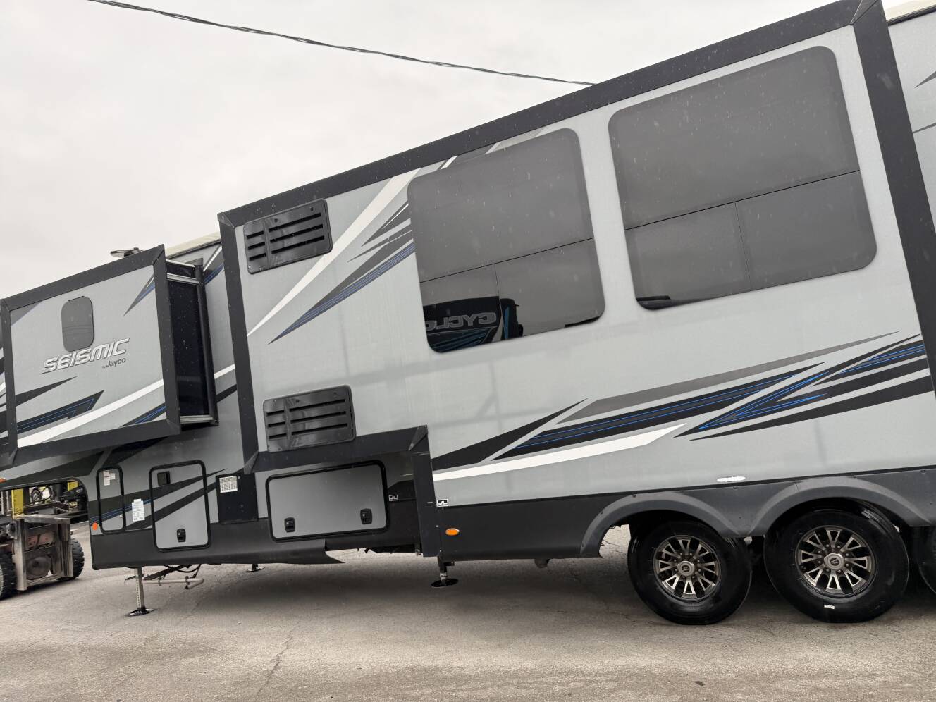 A photo of this 2019 Jayco SEISMIC 4013