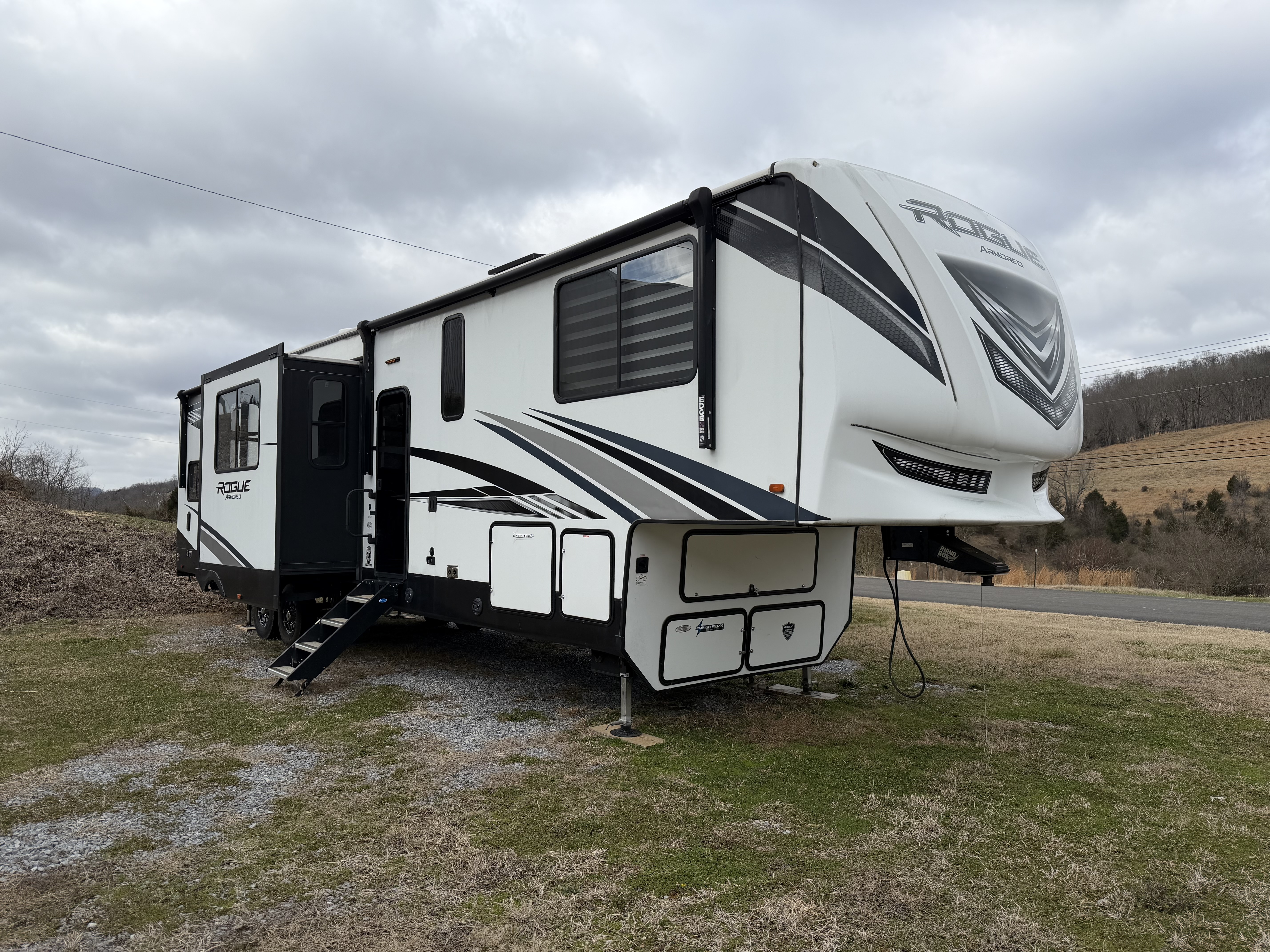 2021 Forest River VENGEANCE ROGUE ARMORED 351-G2 in kingsport TN