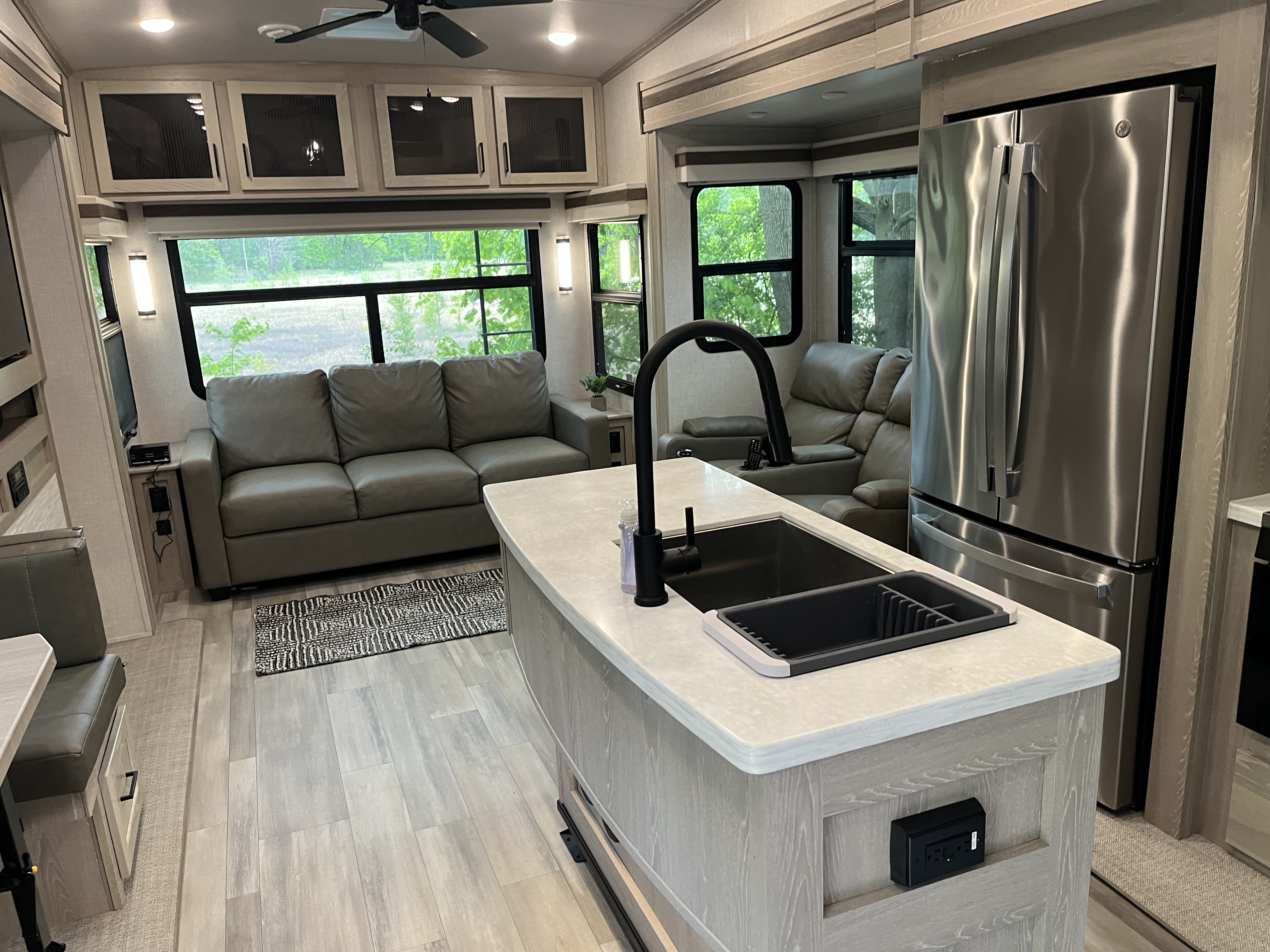 2022 Forest River ROCKWOOD SIGNATURE ULTRA LITE FW 8288SB in brooklyn park MN