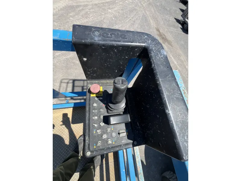 2005 GENIE GS-4390 RT