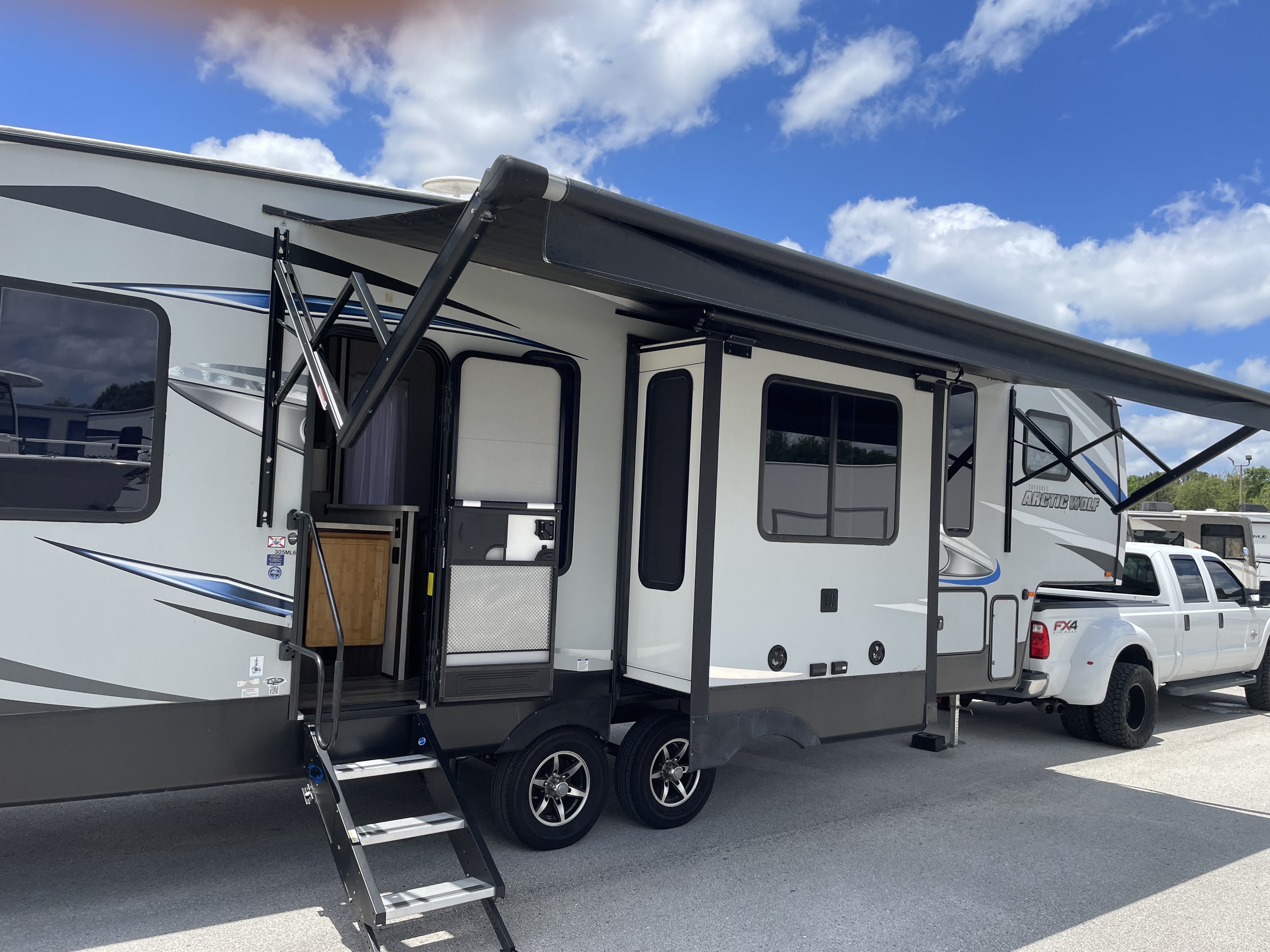 2018 Forest River CHEROKEE ARCTIC WOLF 305MLS RV