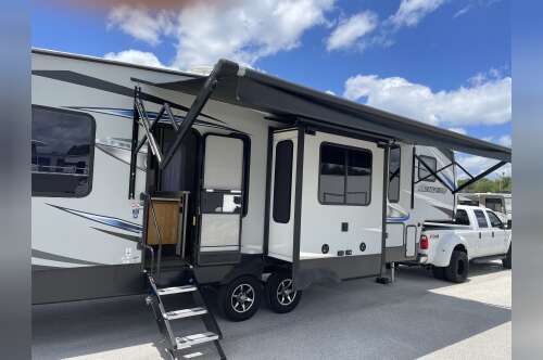 2018 Forest River CHEROKEE ARCTIC WOLF 305MLS in jacksonville FL