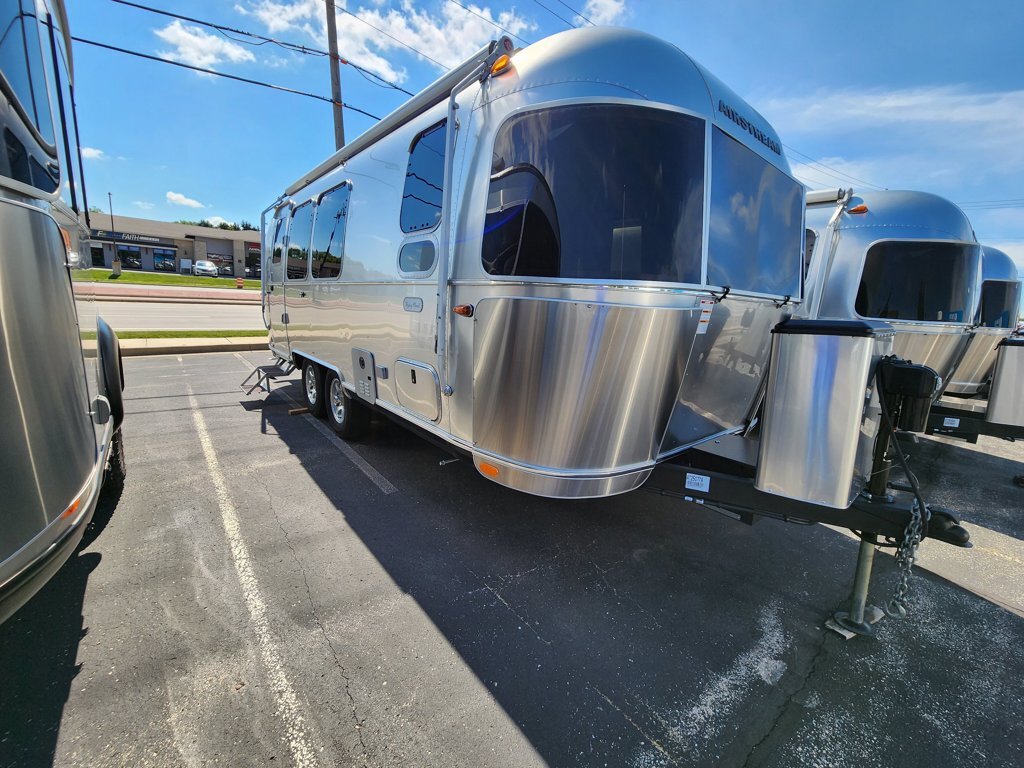 2024 Airstream Flying Cloud 23FB in hales corners WI