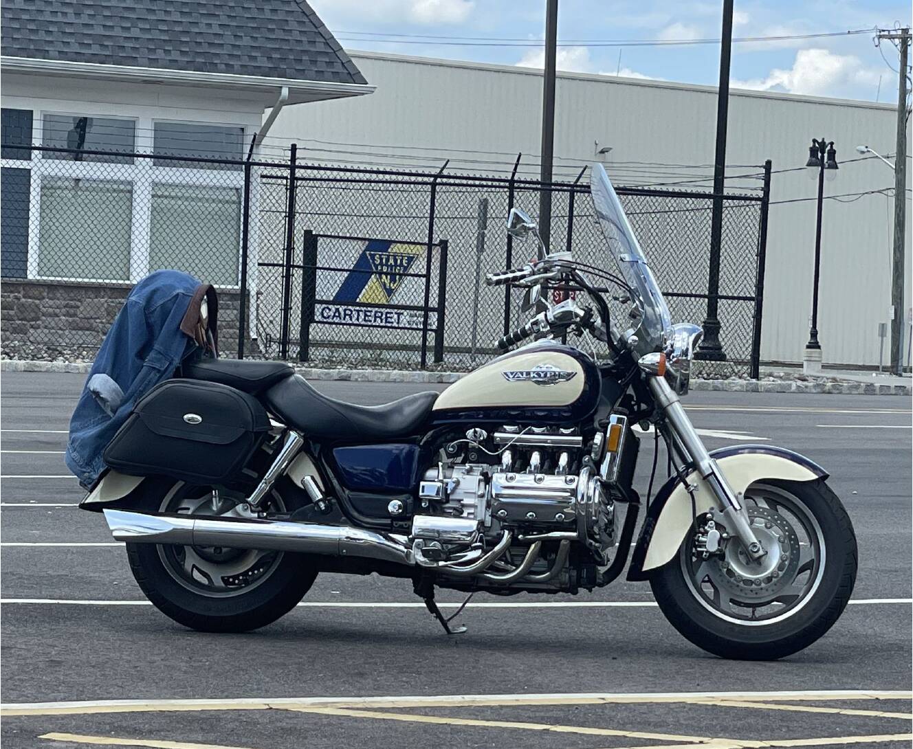 A photo of this 1998 Honda VALKYRIE TOURER