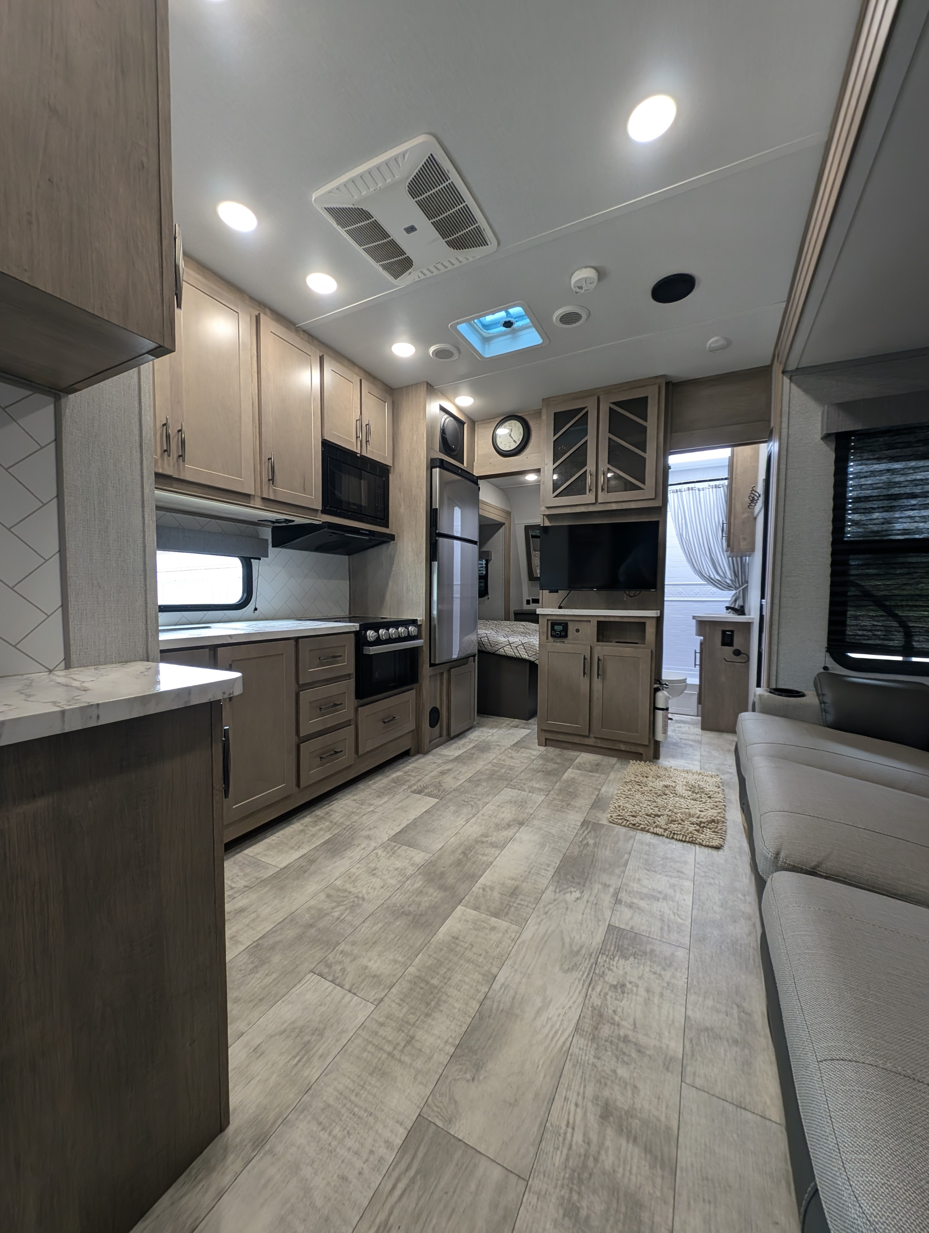 2023 Grand Design MOMENTUM G-CLASS 29G in goodrich MI