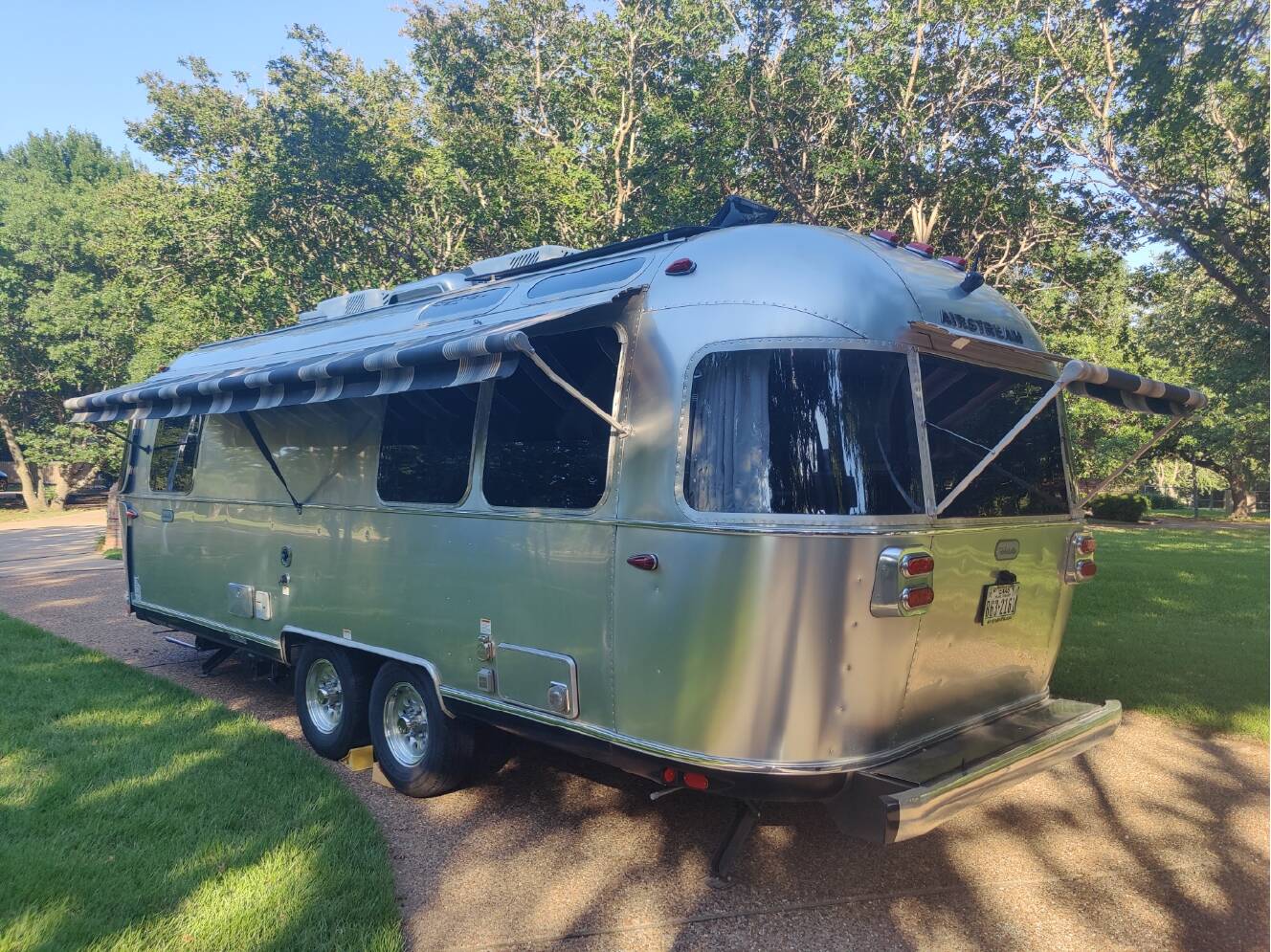 A photo of this 2023 Airstream GLOBETROTTER 25FBQ