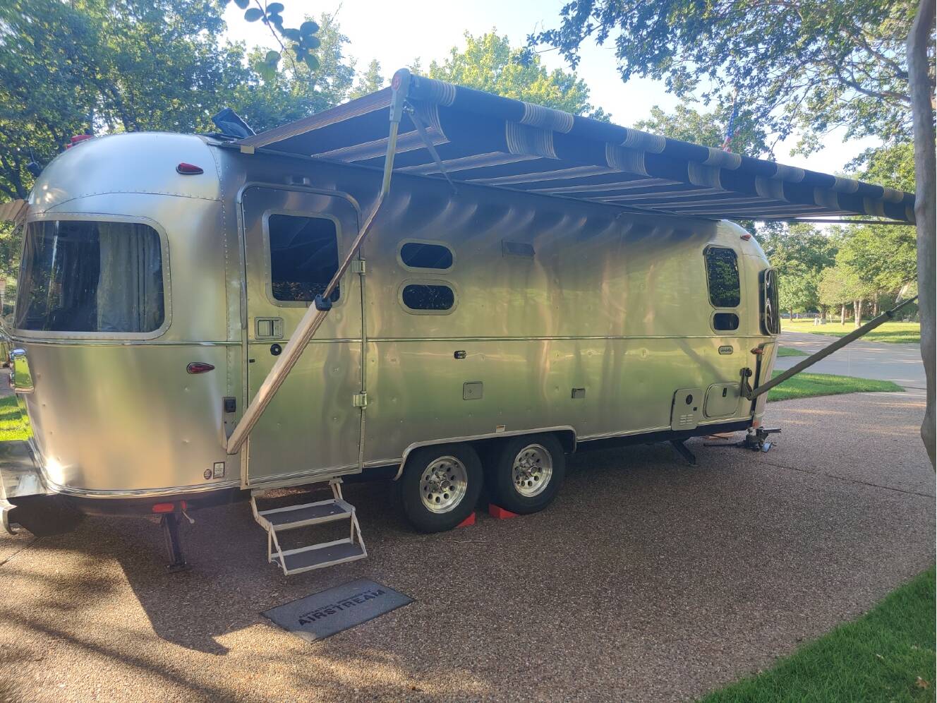 A photo of this 2023 Airstream GLOBETROTTER 25FBQ